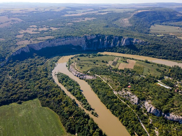 Photo passage de la rivière iskar près du village de karlukovo en bulgarie