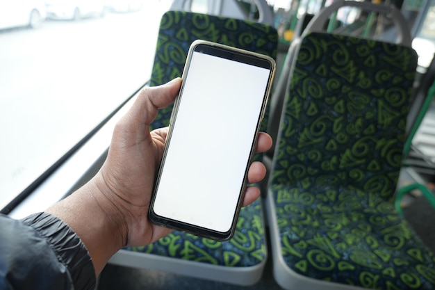 Passager assis dans un bus en utilisant son téléphone