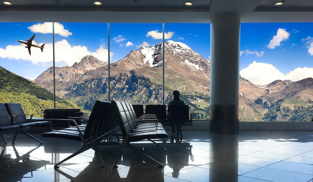 Passager attendant le vol pour des vacances à la montagne