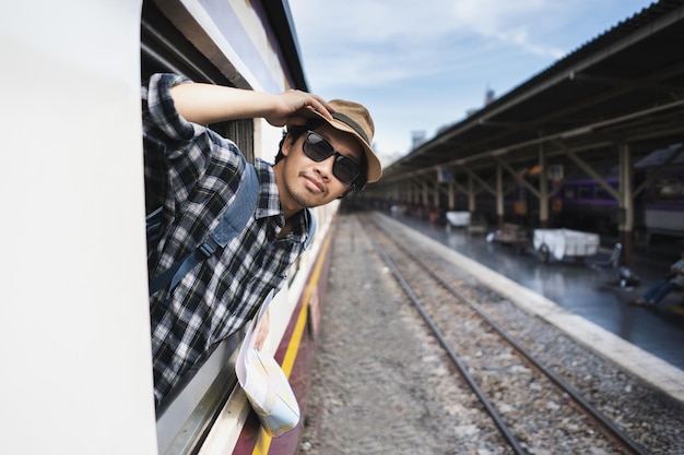 Photo un passager portant des lunettes de soleil regardant par la fenêtre du train