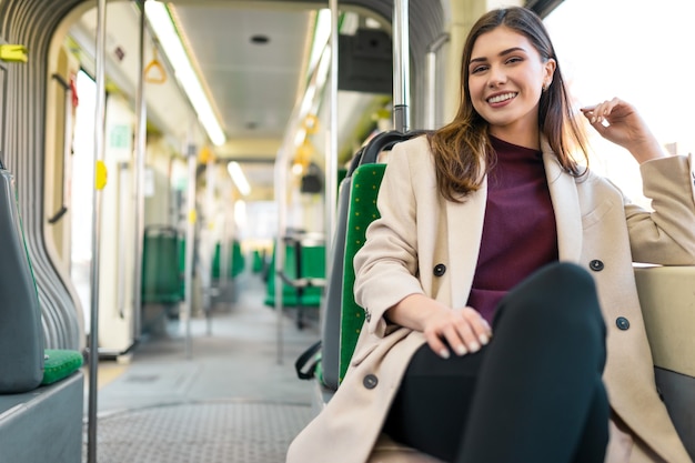 Passagère assise dans les transports publics