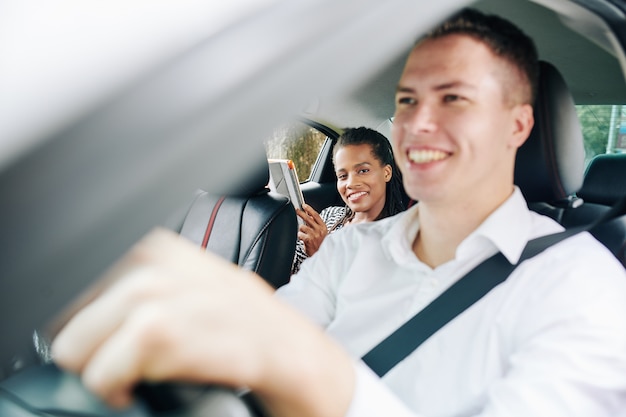 Passagère dans un taxi