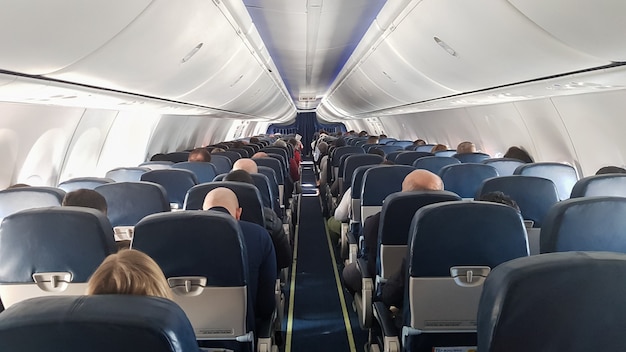 Les passagers attendent le départ d'un vol Aeroflot sur un avion Boeing avant le vol intercontinental. Des touristes voyageant en avion ont été photographiés depuis l'intérieur de l'avion.