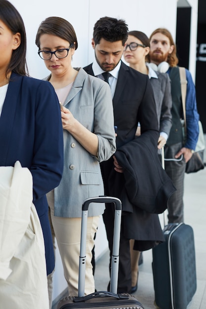 Passagers en attente d'enregistrement à l'aéroport