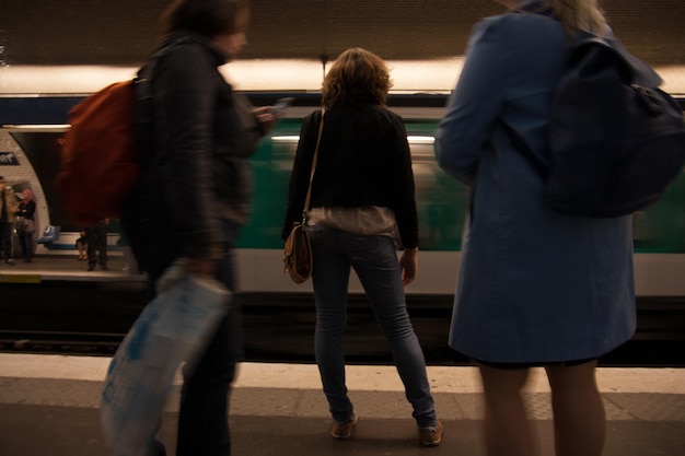 Photo passagers en attente sur le quai