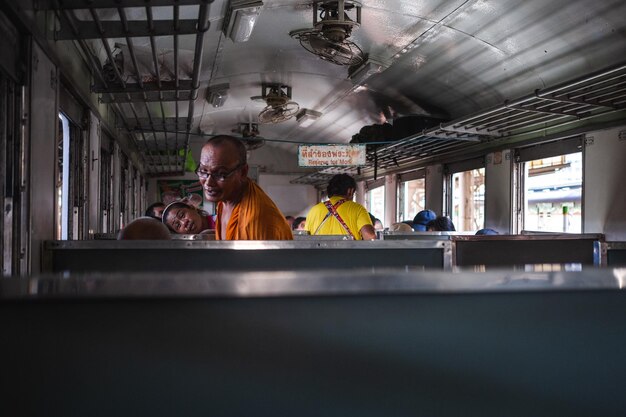 Passagers dans un bus urbain