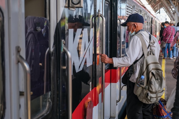 Photo les passagers ont commencé à monter dans le train