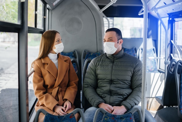 Les passagers des transports publics pendant la pandémie de coronavirus gardent leurs distances les uns des autres. Protection et prévention covid 19.