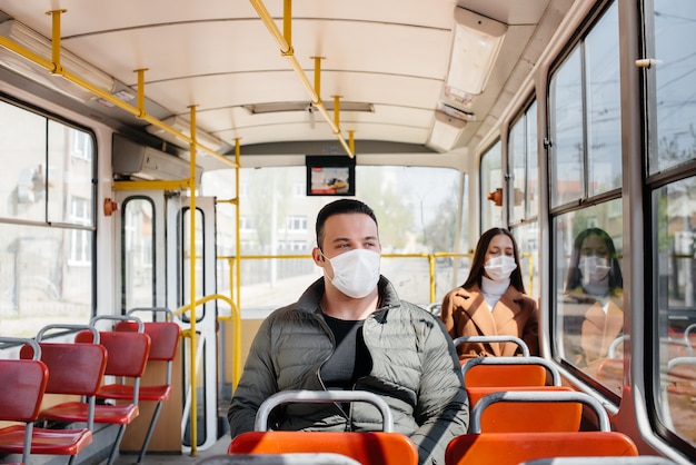 Les passagers des transports publics pendant la pandémie de coronavirus gardent leurs distances les uns des autres.