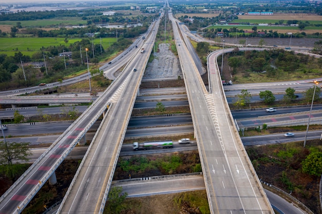 Passages aériens d&#39;autoroutes d&#39;échange de vues aériennes et rocade d&#39;autoroute reliant le concept de logistique de transport urbain en Thaïlande