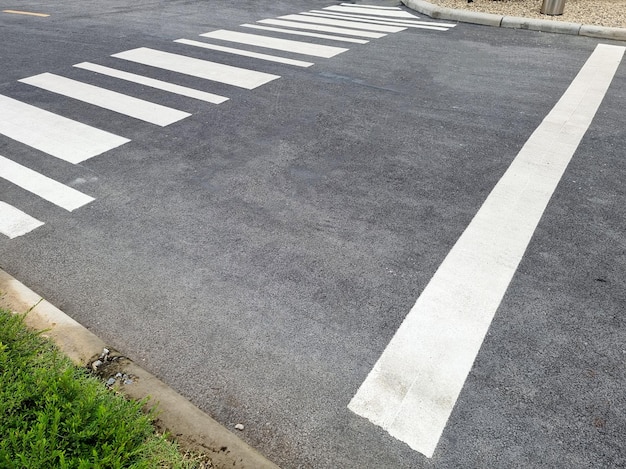 Passages pour piétons et passages pour piétons sur route goudronnée