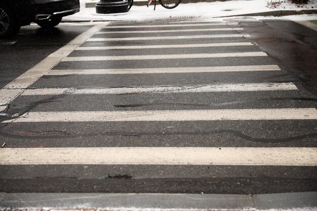 Les passages pour piétons symbolisent la sécurité des piétons et le droit de passage aux intersections Ils rappellent aux conducteurs de yie