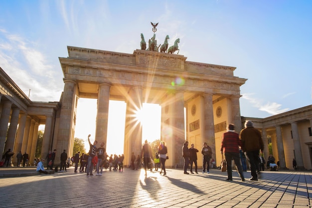 Passants devant la porte de Brandebourg à Berlin