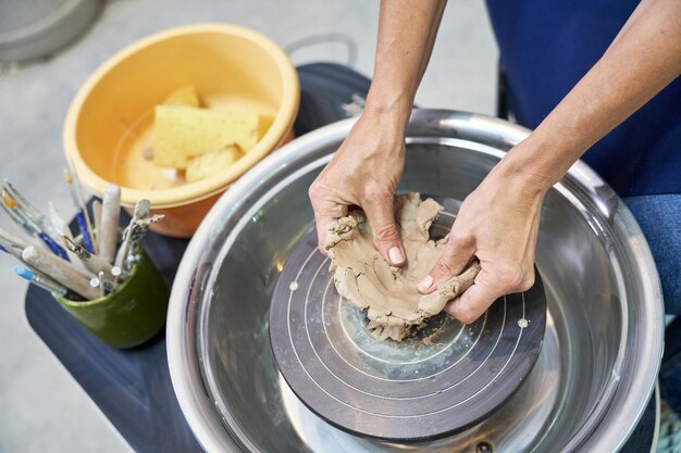 Passe-temps créatif gros plan des mains d'une femme façonnant la création de céramiques d'argile faites à la main dans