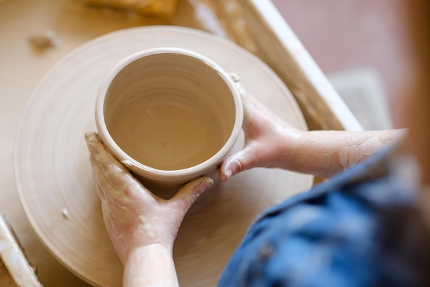 Passe-temps enfant poterie créative loisirs artistique enfant éducation petite fille travaillant avec de l'argile