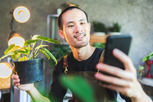 Passe-temps de jardinage de plantes naturelles, mode de vie d'un homme heureux avec des feuilles vertes de fleurs en croissance et des travaux agricoles en été, concept d'environnement à la maison en passe-temps