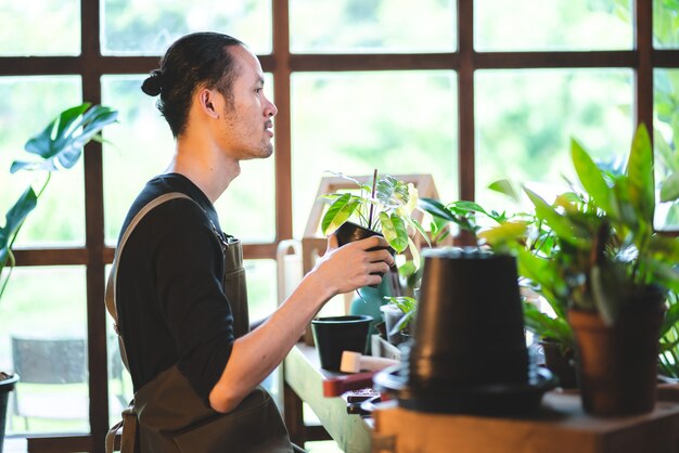 Passe-temps de jardinage de plantes naturelles, mode de vie d'un homme heureux avec des feuilles vertes de fleurs en croissance et des travaux agricoles en été, concept d'environnement à la maison en passe-temps