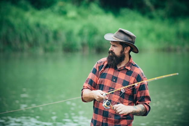 Passe-temps de pêche et week-end d'été barbu pêcheur avec canne à pêche