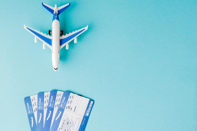 Passeport avion et billet d'avion sur fond bleu Travel concept copy space