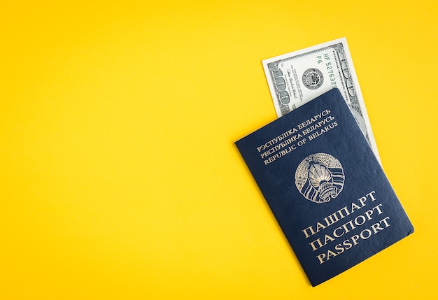 Passeport biélorusse avec des dollars sur jaune.