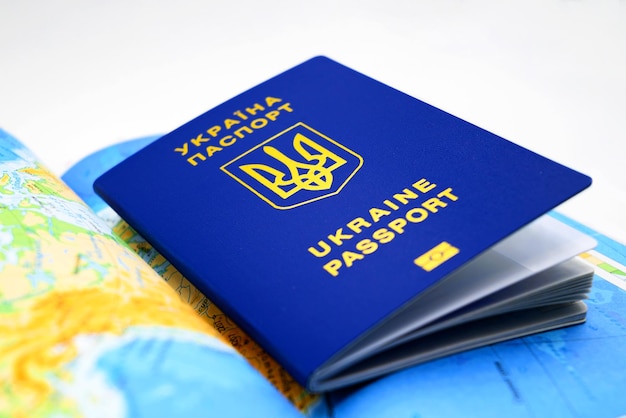 Passeport biométrique de l'ukraine sur le fond de la carte du pays