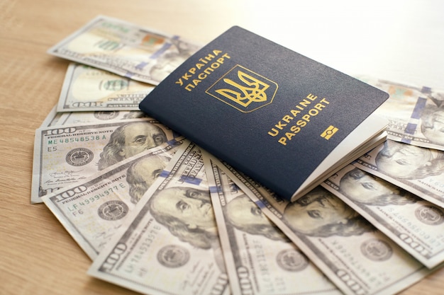 Passeport biométrique ukrainien et dollars. Argent et documents pour un voyage à l'étranger. Documents d'immigration.