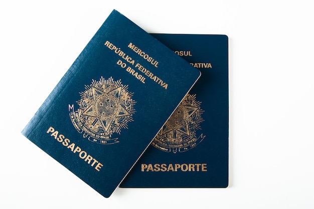 Passeport brésilien avec fond blanc