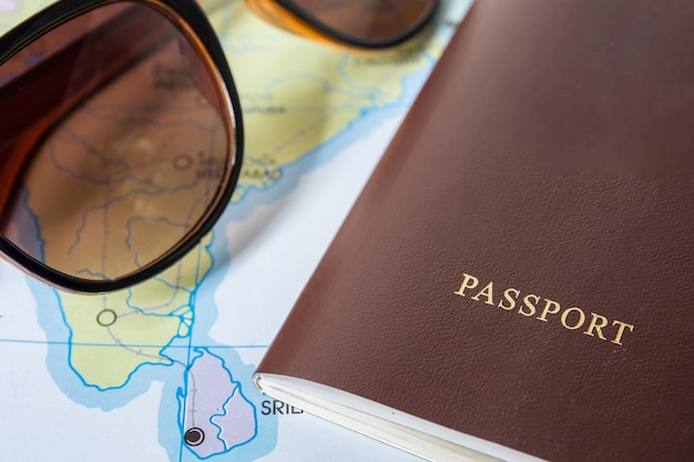 Photo passeport avec carte du monde, concept de voyage