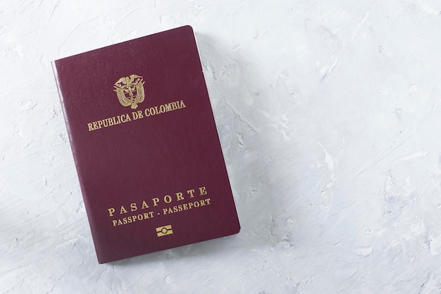 Passeport colombien vu d'en haut sur fond blanc