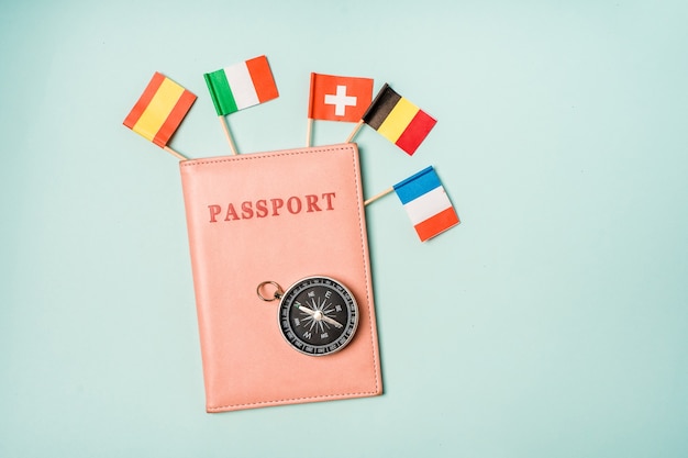 Photo passeport concept de voyage dont les drapeaux de différents pays européens ressortent