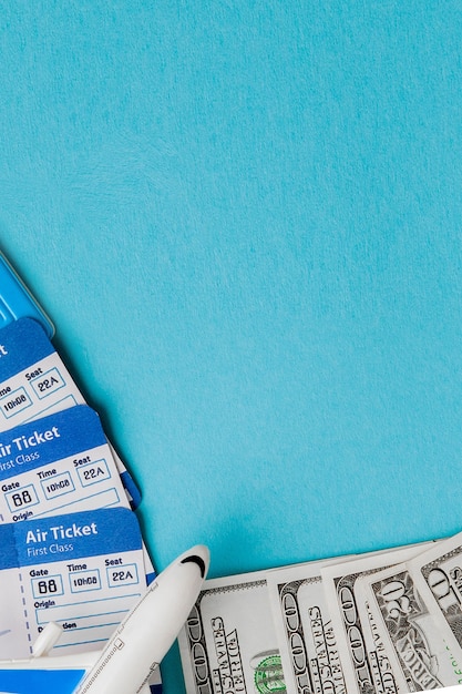 Photo passeport, dollars, billet d'avion et d'avion sur fond bleu. concept de voyage, espace de copie