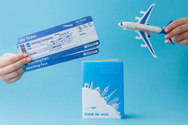 Photo passeport, dollars et billet d'avion en main de femme