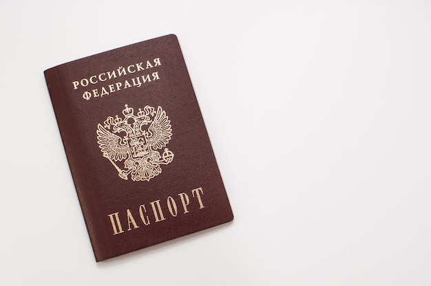 Passeport de la Fédération de Russie sur fond blanc avec un espace réservé au texte