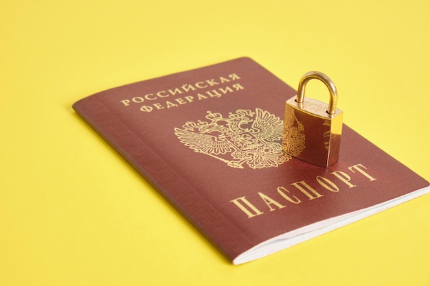 Passeport de la Fédération de Russie et un verrou sur fond jaune