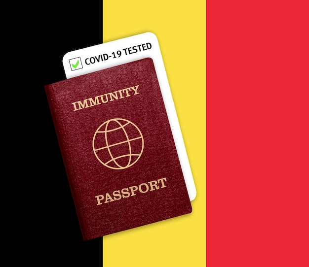 Passeport d'immunité avec test Covid sur le drapeau national de la Belgique