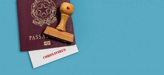 Passeport Italien Avec Cachet Et Papier Avec Lettrage Coronavirus