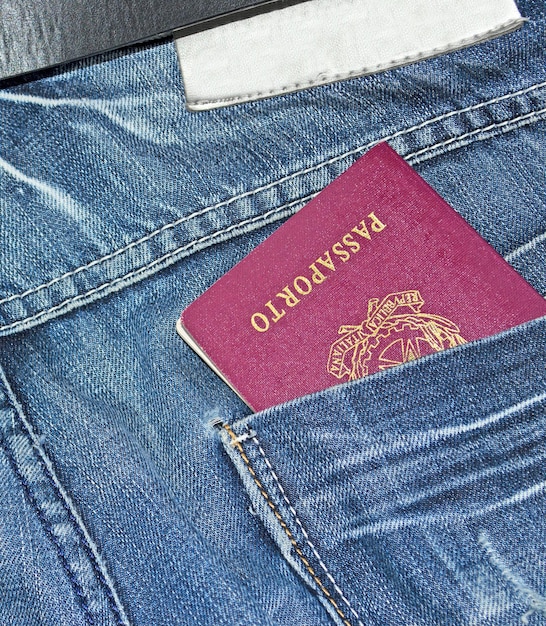 Passeport italien dans la poche du jean bleu