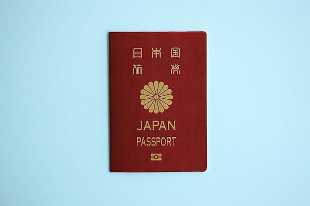 Photo passeport japonais sur fond bleu en gros plan concept de tourisme et de citoyenneté