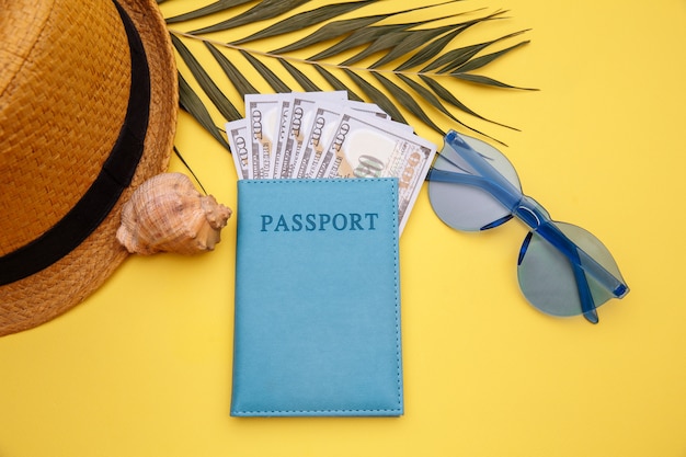 Passeport avec lunettes de soleil et chapeau