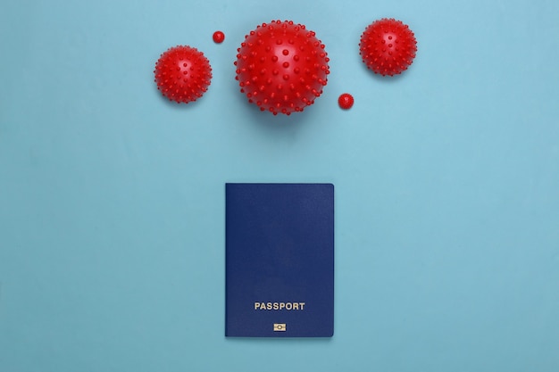 Passeport avec des modèles de souche de virus sur un bleu. Voyager pendant la pandémie de covid-19