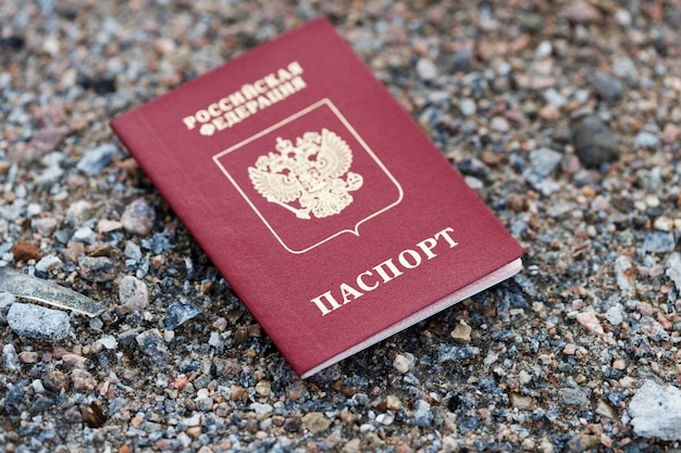 Le passeport perdu de la Russie repose sur le sol de la ville. photo de haute qualité