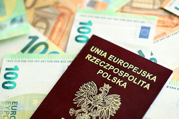 Photo passeport polonais rouge et une grande quantité de billets en euros européens de près