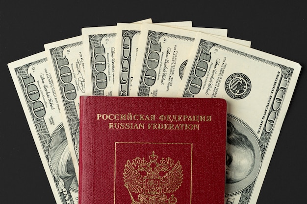 Passeport russe avec des billets en dollars américains à l'intérieur