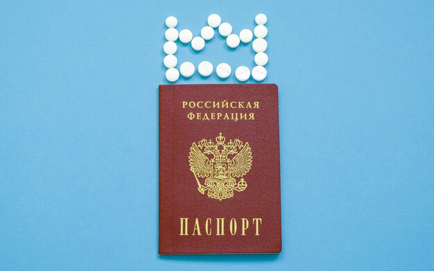 Passeport russe avec une couronne de comprimés