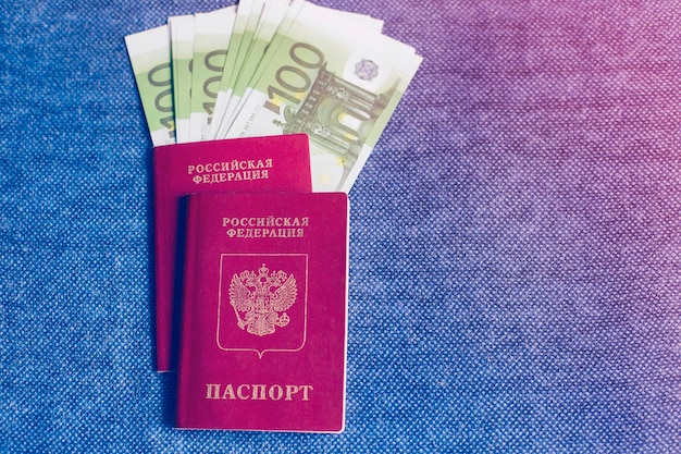 Passeport russe avec une devise en euro intégrée sur fond bleu