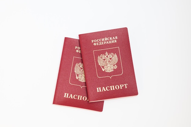 Passeport russe sur fond blanc