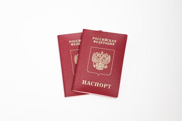 Passeport russe sur fond blanc