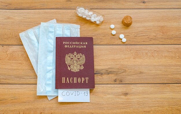 Passeport russe avec l'inscription Covid-19, masques et tablettes de protection