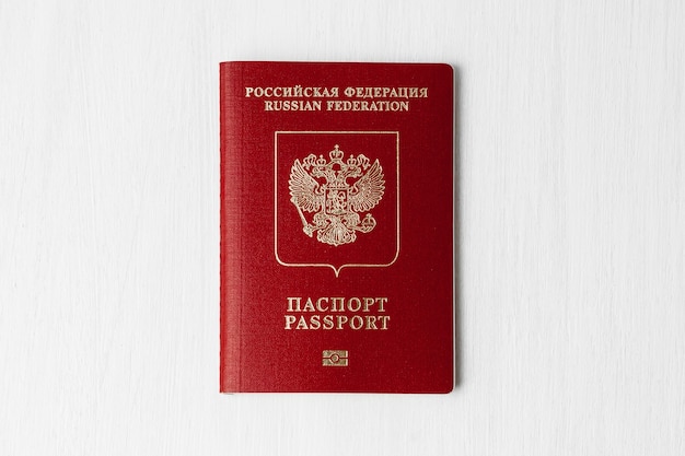 Passeport russe sur un mur clair