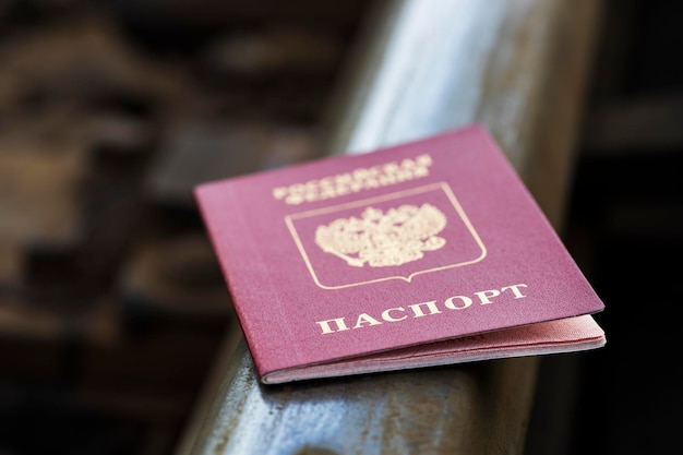 Le passeport russe repose sur les rails. document perdu à la gare. photo de haute qualité